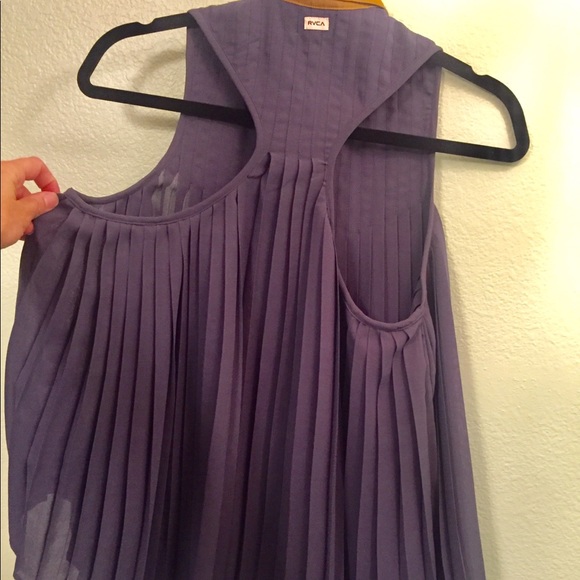 Rvca Racerback pleated Top. - Picture 4 of 4